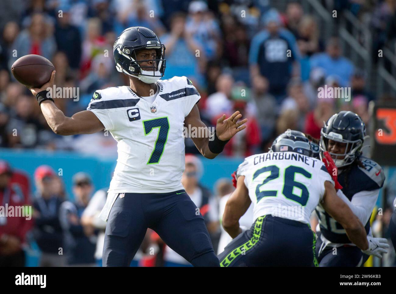 Nashville, Tennessee, USA. Dezember 2023. Seattle Seahawks Quarterback Geno Smith (7) gibt den Ball weiter. (Kreditbild: © Camden Hall/ZUMA Press Wire) NUR REDAKTIONELLE VERWENDUNG! Nicht für kommerzielle ZWECKE! Stockfoto