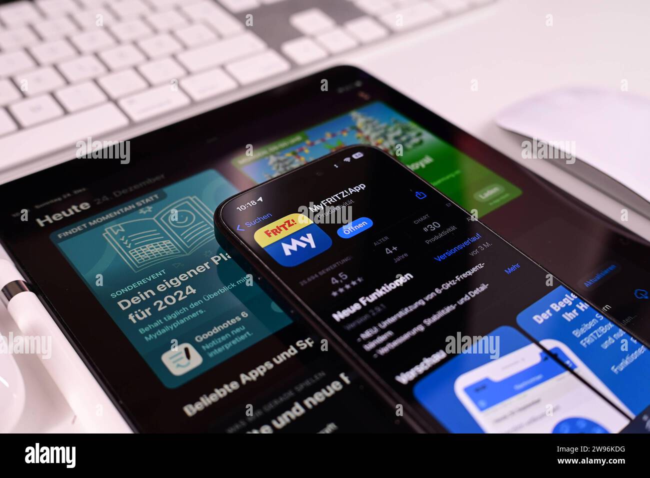 Stock- und Symbolbilder I 24.12.2023 FritzBox, Fritzbox, ist eine AVM-Produktreihe, AVM Computersysteme Vertriebs GmbH, App Hamburg Hamburg Hamburg Deutschland *** Stock- und Symbolbilder I 24 12 2023 Fritz Box, Fritzbox, ist eine AVM-Produktreihe, AVM Computersysteme Vertriebs GmbH, App Hamburg Hamburg Deutschland Copyright: XLobeca/FelixSchlikisx Stockfoto