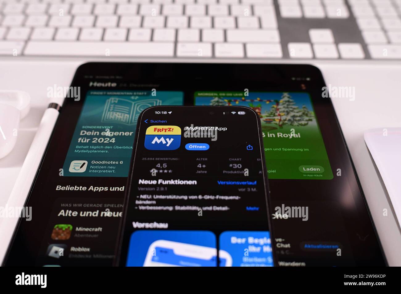 Stock- und Symbolbilder I 24.12.2023 FritzBox, Fritzbox, ist eine AVM-Produktreihe, AVM Computersysteme Vertriebs GmbH, App Hamburg Hamburg Hamburg Deutschland *** Stock- und Symbolbilder I 24 12 2023 Fritz Box, Fritzbox, ist eine AVM-Produktreihe, AVM Computersysteme Vertriebs GmbH, App Hamburg Hamburg Deutschland Copyright: XLobeca/FelixSchlikisx Stockfoto