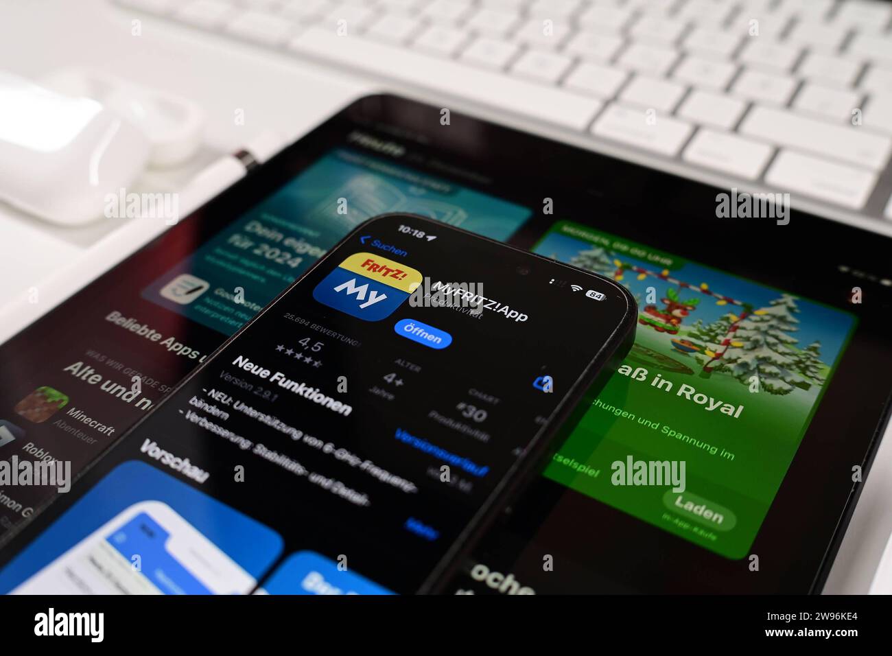 Stock- und Symbolbilder I 24.12.2023 FritzBox, Fritzbox, ist eine AVM-Produktreihe, AVM Computersysteme Vertriebs GmbH, App Hamburg Hamburg Hamburg Deutschland *** Stock- und Symbolbilder I 24 12 2023 Fritz Box, Fritzbox, ist eine AVM-Produktreihe, AVM Computersysteme Vertriebs GmbH, App Hamburg Hamburg Deutschland Copyright: XLobeca/FelixSchlikisx Stockfoto