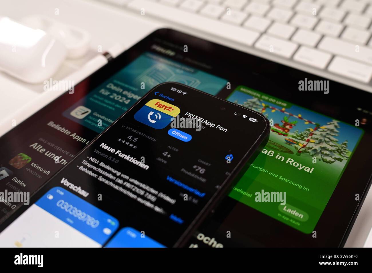 Stock- und Symbolbilder I 24.12.2023 FritzBox, Fritzbox, ist eine AVM-Produktreihe, AVM Computersysteme Vertriebs GmbH, App Hamburg Hamburg Hamburg Deutschland *** Stock- und Symbolbilder I 24 12 2023 Fritz Box, Fritzbox, ist eine AVM-Produktreihe, AVM Computersysteme Vertriebs GmbH, App Hamburg Hamburg Deutschland Copyright: XLobeca/FelixSchlikisx Stockfoto