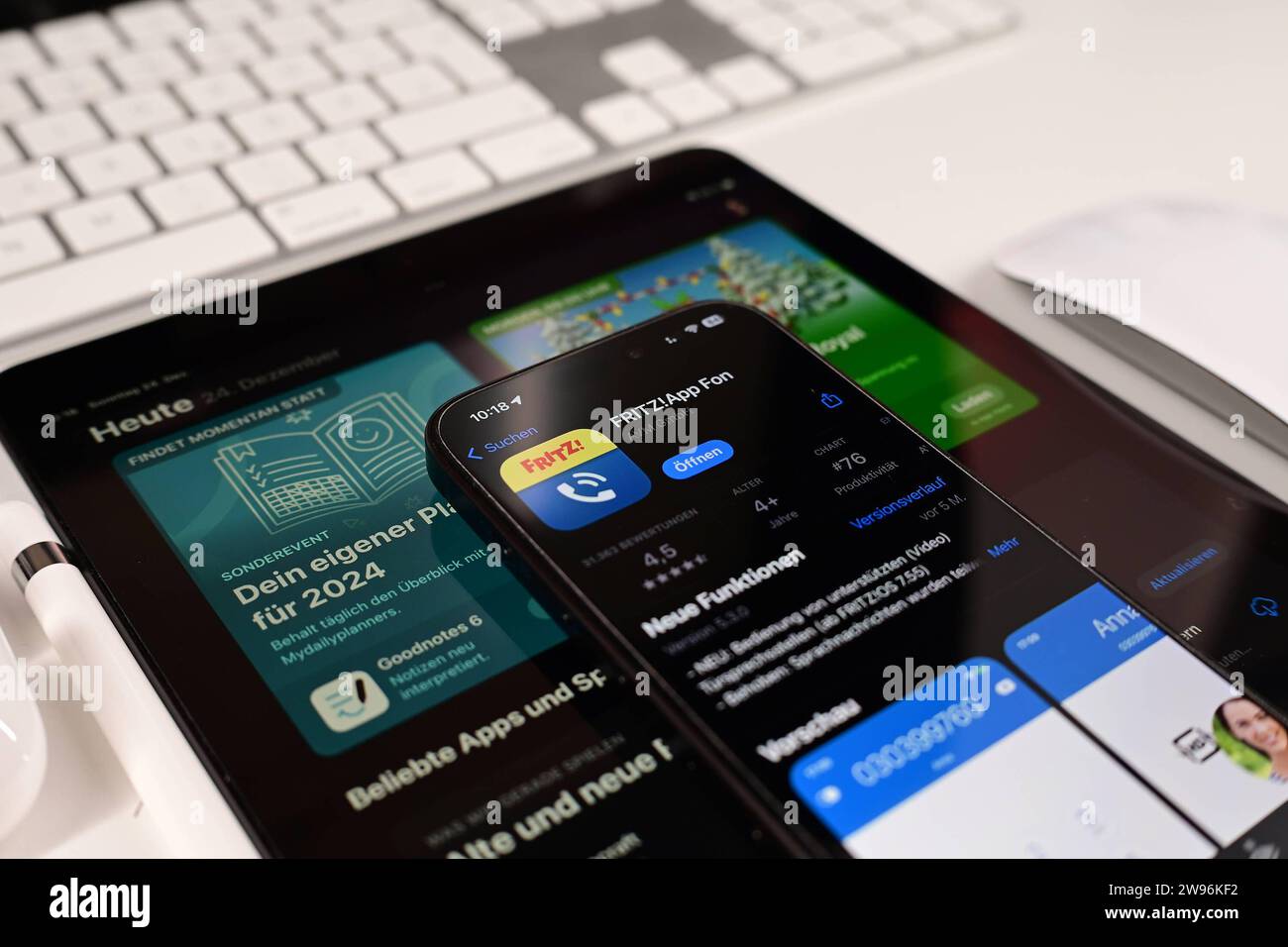 Stock- und Symbolbilder I 24.12.2023 FritzBox, Fritzbox, ist eine AVM-Produktreihe, AVM Computersysteme Vertriebs GmbH, App Hamburg Hamburg Hamburg Deutschland *** Stock- und Symbolbilder I 24 12 2023 Fritz Box, Fritzbox, ist eine AVM-Produktreihe, AVM Computersysteme Vertriebs GmbH, App Hamburg Hamburg Deutschland Copyright: XLobeca/FelixSchlikisx Stockfoto