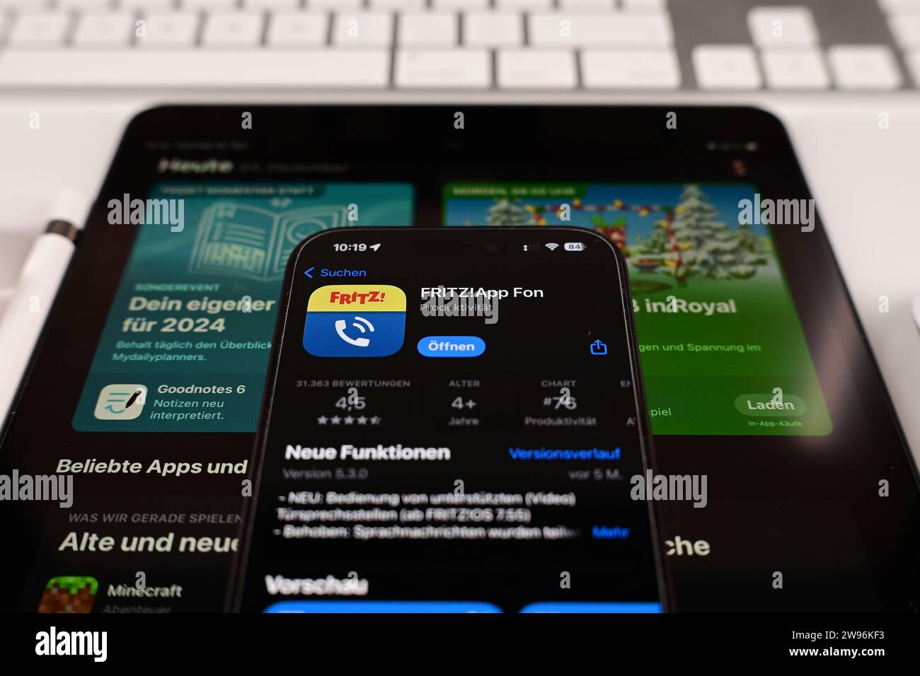Stock- und Symbolbilder I 24.12.2023 FritzBox, Fritzbox, ist eine AVM-Produktreihe, AVM Computersysteme Vertriebs GmbH, App Hamburg Hamburg Hamburg Deutschland *** Stock- und Symbolbilder I 24 12 2023 Fritz Box, Fritzbox, ist eine AVM-Produktreihe, AVM Computersysteme Vertriebs GmbH, App Hamburg Hamburg Deutschland Copyright: XLobeca/FelixSchlikisx Stockfoto