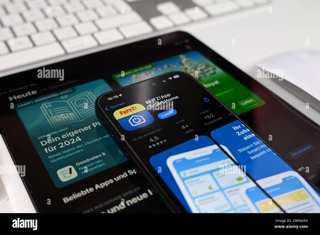 Stock- und Symbolbilder I 24.12.2023 FritzBox, Fritzbox, ist eine AVM-Produktreihe, AVM Computersysteme Vertriebs GmbH, App Hamburg Hamburg Hamburg Deutschland *** Stock- und Symbolbilder I 24 12 2023 Fritz Box, Fritzbox, ist eine AVM-Produktreihe, AVM Computersysteme Vertriebs GmbH, App Hamburg Hamburg Deutschland Copyright: XLobeca/FelixSchlikisx Stockfoto