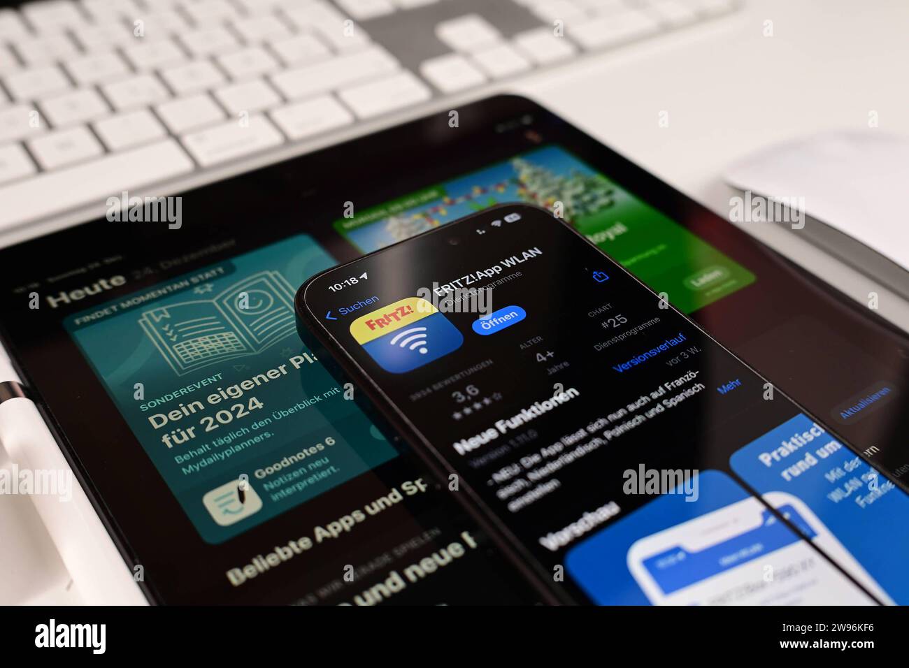 Stock- und Symbolbilder I 24.12.2023 FritzBox, Fritzbox, ist eine AVM-Produktreihe, AVM Computersysteme Vertriebs GmbH, App Hamburg Hamburg Hamburg Deutschland *** Stock- und Symbolbilder I 24 12 2023 Fritz Box, Fritzbox, ist eine AVM-Produktreihe, AVM Computersysteme Vertriebs GmbH, App Hamburg Hamburg Deutschland Copyright: XLobeca/FelixSchlikisx Stockfoto
