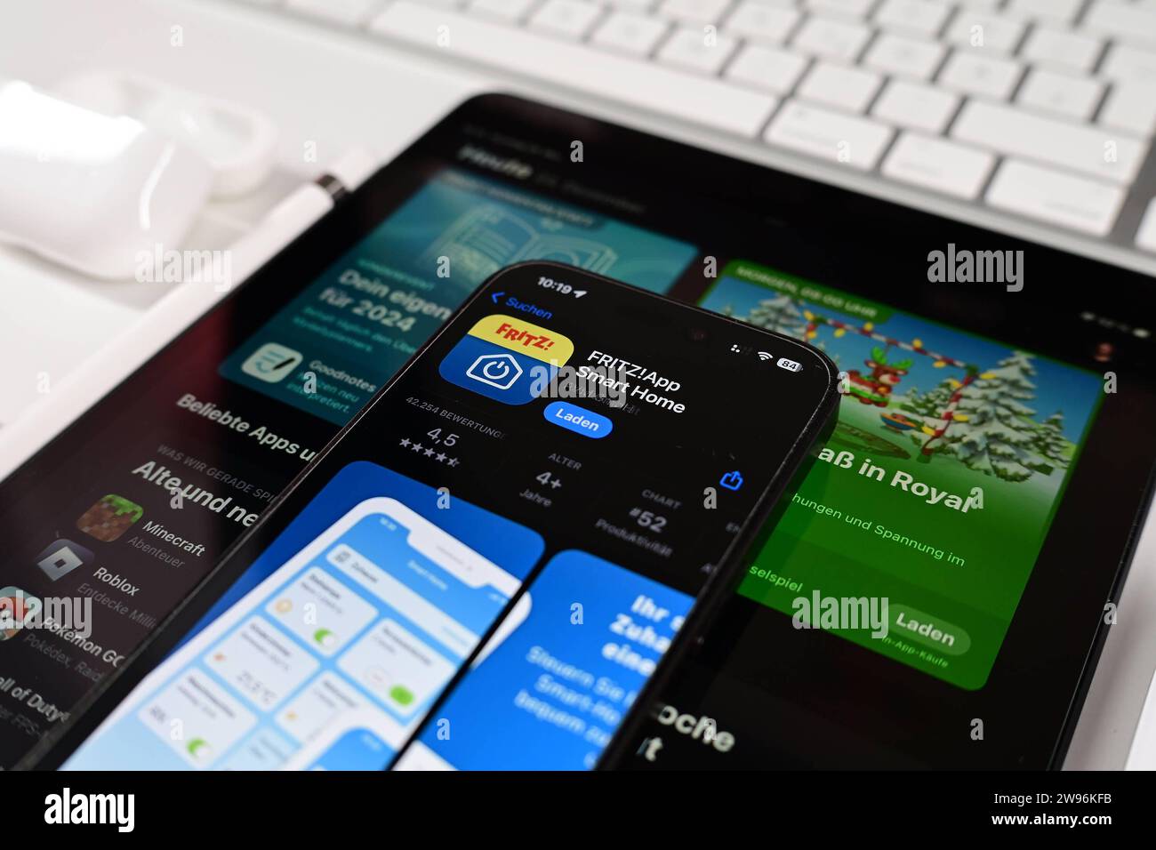 Stock- und Symbolbilder I 24.12.2023 FritzBox, Fritzbox, ist eine AVM-Produktreihe, AVM Computersysteme Vertriebs GmbH, App Hamburg Hamburg Hamburg Deutschland *** Stock- und Symbolbilder I 24 12 2023 Fritz Box, Fritzbox, ist eine AVM-Produktreihe, AVM Computersysteme Vertriebs GmbH, App Hamburg Hamburg Deutschland Copyright: XLobeca/FelixSchlikisx Stockfoto