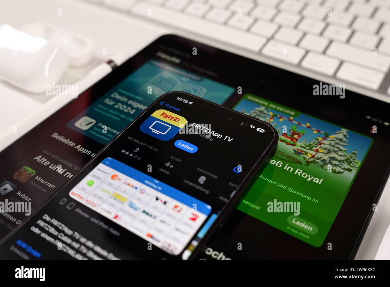 Stock- und Symbolbilder I 24.12.2023 FritzBox, Fritzbox, ist eine AVM-Produktreihe, AVM Computersysteme Vertriebs GmbH, App Hamburg Hamburg Hamburg Deutschland *** Stock- und Symbolbilder I 24 12 2023 Fritz Box, Fritzbox, ist eine AVM-Produktreihe, AVM Computersysteme Vertriebs GmbH, App Hamburg Hamburg Deutschland Copyright: XLobeca/FelixSchlikisx Stockfoto