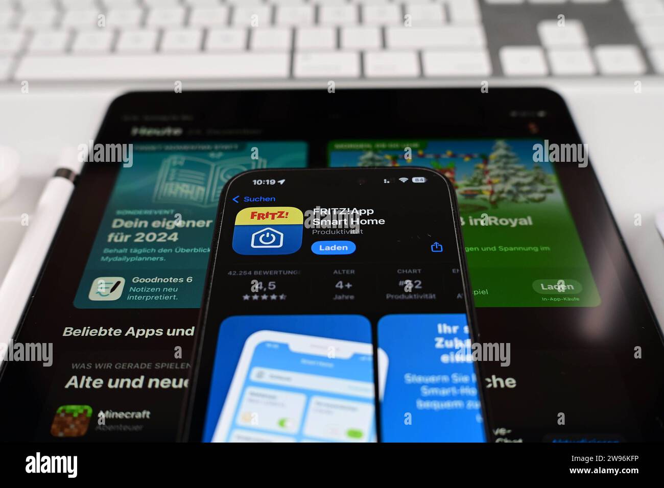 Stock- und Symbolbilder I 24.12.2023 FritzBox, Fritzbox, ist eine AVM-Produktreihe, AVM Computersysteme Vertriebs GmbH, App Hamburg Hamburg Hamburg Deutschland *** Stock- und Symbolbilder I 24 12 2023 Fritz Box, Fritzbox, ist eine AVM-Produktreihe, AVM Computersysteme Vertriebs GmbH, App Hamburg Hamburg Deutschland Copyright: XLobeca/FelixSchlikisx Stockfoto