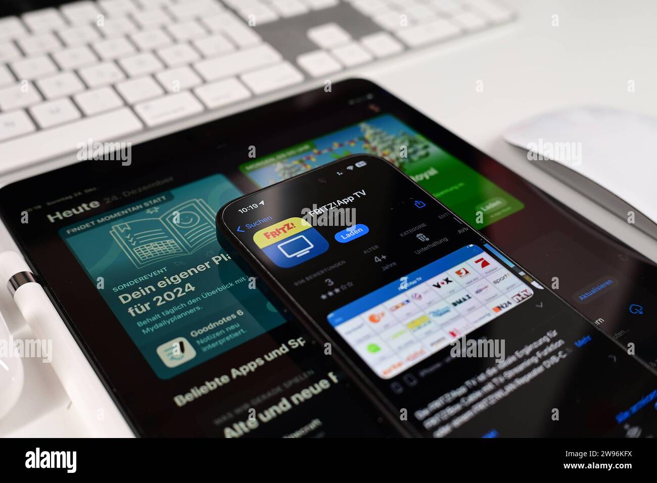 Stock- und Symbolbilder I 24.12.2023 FritzBox, Fritzbox, ist eine AVM-Produktreihe, AVM Computersysteme Vertriebs GmbH, App Hamburg Hamburg Hamburg Deutschland *** Stock- und Symbolbilder I 24 12 2023 Fritz Box, Fritzbox, ist eine AVM-Produktreihe, AVM Computersysteme Vertriebs GmbH, App Hamburg Hamburg Deutschland Copyright: XLobeca/FelixSchlikisx Stockfoto
