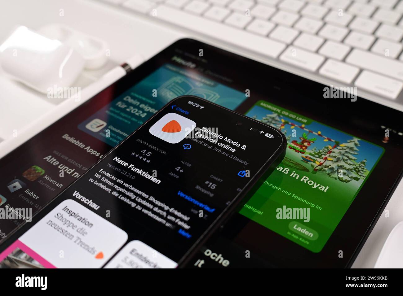Lager- und Symbolbilder I 24.12.2023 Zalando, Zalando SE, Online-Versandhändler für Schuhe, Kleidung, Kosmetik und Accessoires Hamburg Hamburg Deutschland *** Stock- und Symbolbilder I 24 12 2023 Zalando, Zalando SE, Online-Versandhändler für Schuhe, Bekleidung, Kosmetik und Accessoires Hamburg Hamburg Deutschland Copyright: XLobeca/FelixxSchlikisx Stockfoto