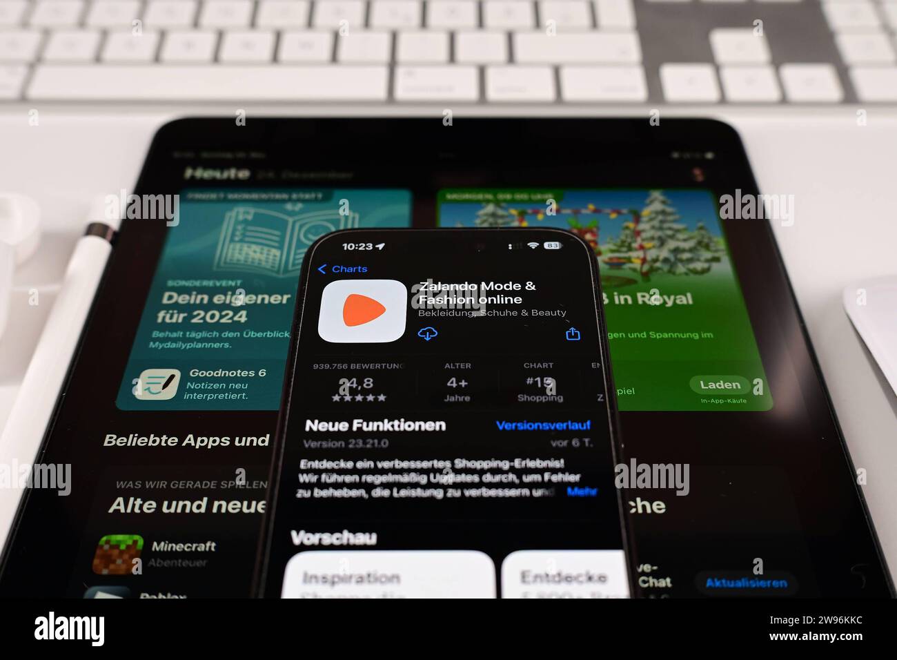 Lager- und Symbolbilder I 24.12.2023 Zalando, Zalando SE, Online-Versandhändler für Schuhe, Kleidung, Kosmetik und Accessoires Hamburg Hamburg Deutschland *** Stock- und Symbolbilder I 24 12 2023 Zalando, Zalando SE, Online-Versandhändler für Schuhe, Bekleidung, Kosmetik und Accessoires Hamburg Hamburg Deutschland Copyright: XLobeca/FelixxSchlikisx Stockfoto