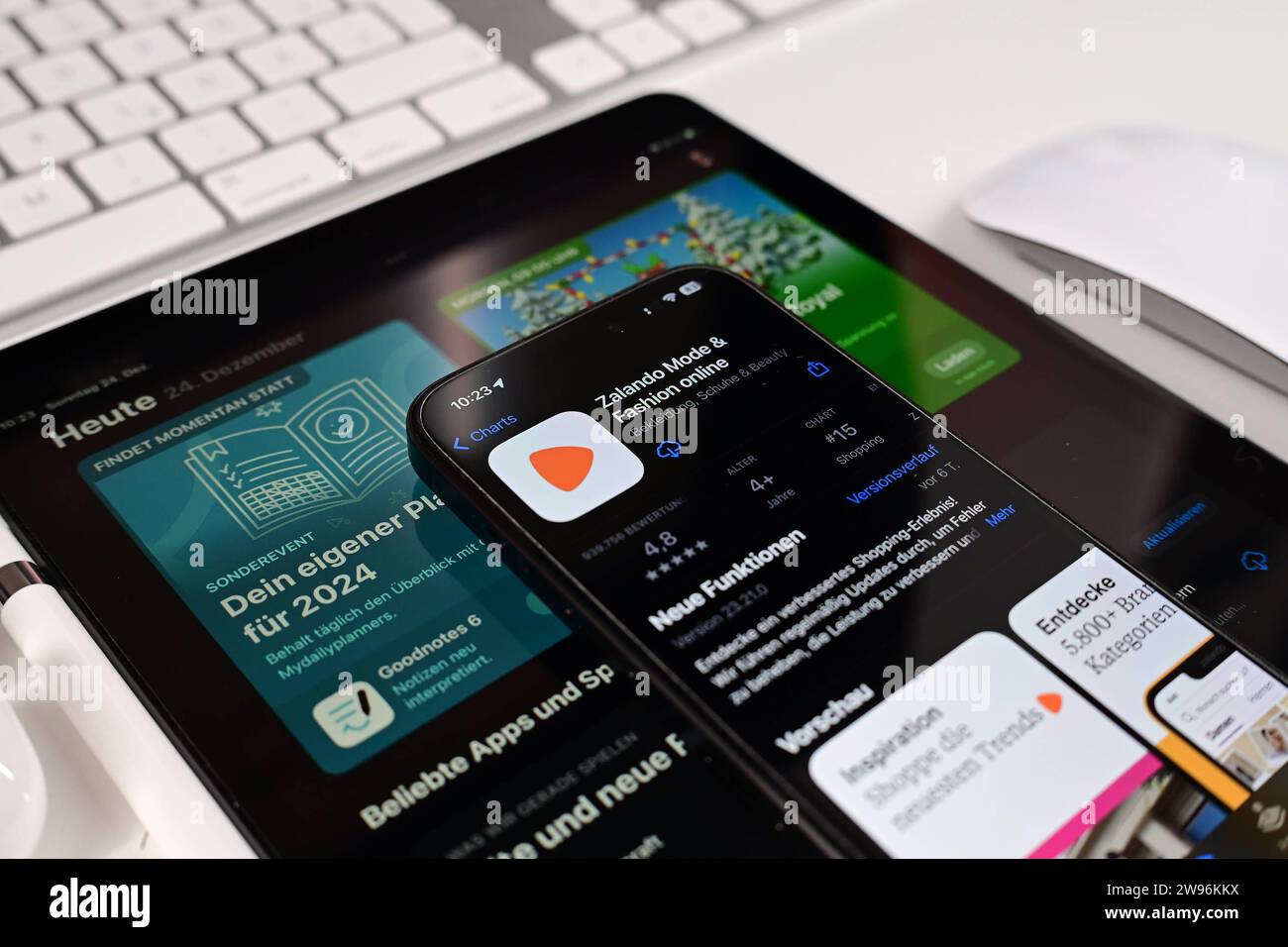 Lager- und Symbolbilder I 24.12.2023 Zalando, Zalando SE, Online-Versandhändler für Schuhe, Kleidung, Kosmetik und Accessoires Hamburg Hamburg Deutschland *** Stock- und Symbolbilder I 24 12 2023 Zalando, Zalando SE, Online-Versandhändler für Schuhe, Bekleidung, Kosmetik und Accessoires Hamburg Hamburg Deutschland Copyright: XLobeca/FelixxSchlikisx Stockfoto