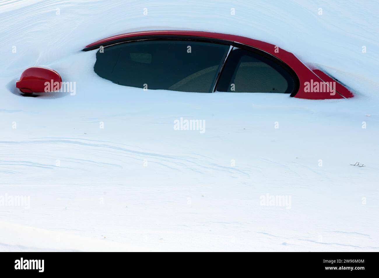 Rotes Auto im Schnee nach einem Schneesturm vergraben Stockfoto
