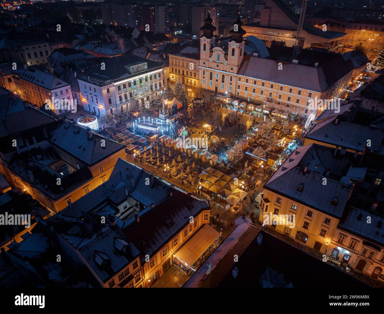 Gyor, Ungarn - Blick aus der Vogelperspektive auf den Weihnachtsmarkt am Szechenyi-Platz im Herzen der Stadt. Stockfoto