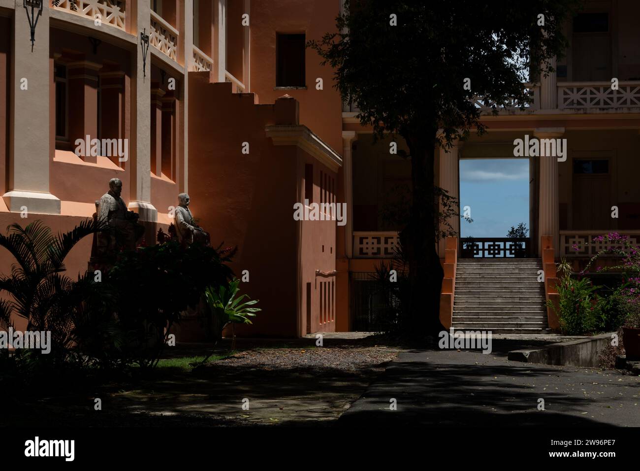 Salvador, Bahia, Brasilien - 07. März 2015: Blick auf die Fassade des alten Medizinstudiums in der Stadt Salvador, Bahia. Stockfoto
