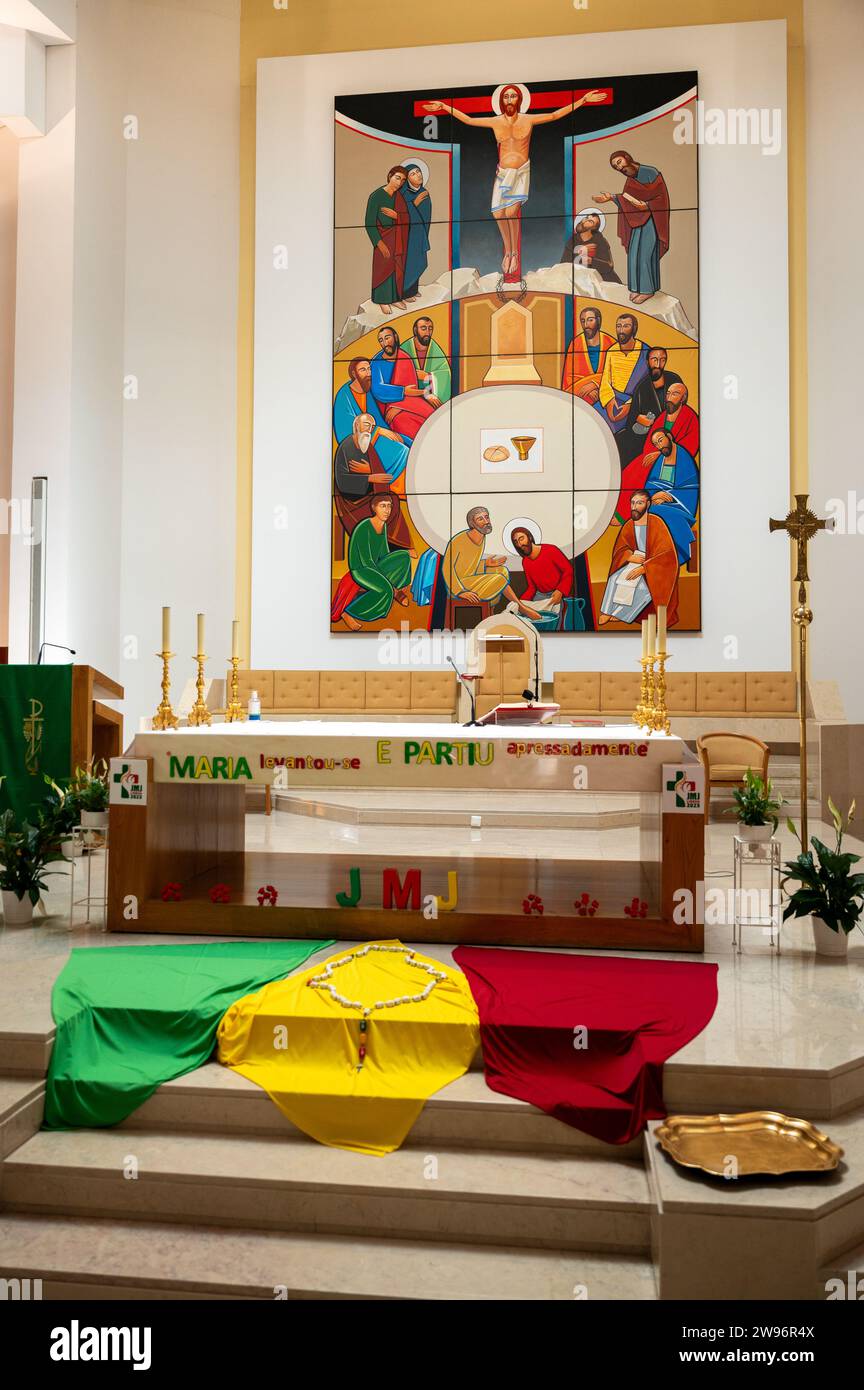 Der Altar wurde für das Jahr 2023 dekoriert. Kirche des Heiligen Franziskus von Assisi (Igreja de São Francisco de Assis de Alfornelos). Alfornelos, Lissabon, Portugal. Stockfoto