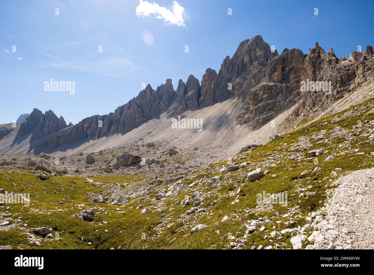 Atemberaubende Szene der zerklüfteten Felsengipfel des Paterno-Berges im Sexten-Dolomitengebirge an der Grenze zwischen Südtirol und der Provinz Belluno, Italien, ON Stockfoto