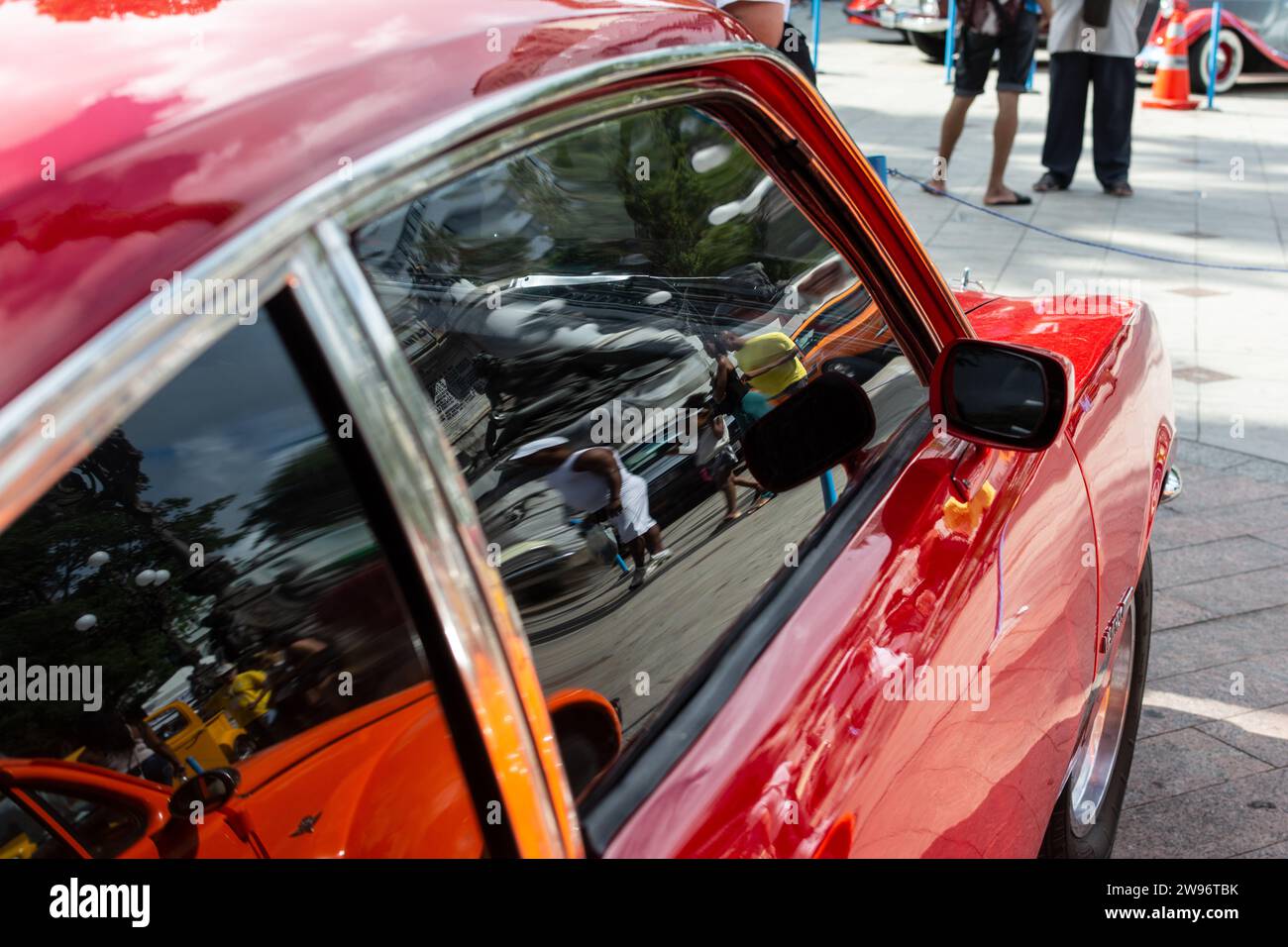 Salvador, Bahia, Brasilien - 1. November 2014: Ausstellung alter Autos auf der Praca 2 de Julho in der Stadt Salvador, Bahia. Stockfoto