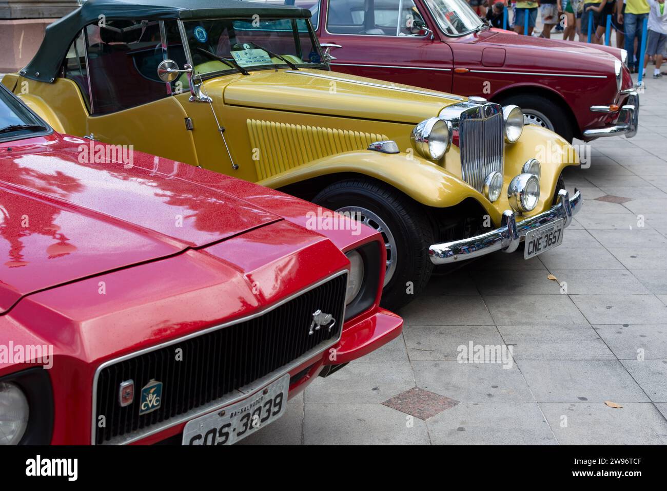 Salvador, Bahia, Brasilien - 1. November 2014: Mehrere alte Autos werden auf einer Antiquitätenausstellung in Salvador, Bahia, gesehen. Stockfoto