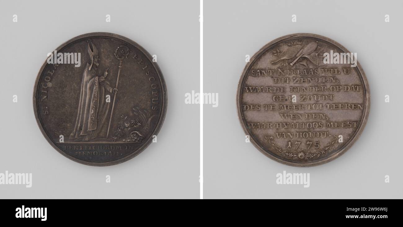 Sint Nicolaasenenning, Johannes Michiel Lageman, Silbermedaille 1775. Vorderseite: Bischof mit Gehrung und Stab stehen für Korb voller Blumen, Ohren und Hörner voller Fülle mit Geld im Wechselgeld; Schnitt: Inschrift. Rückseite: Inschrift unter Dekoration bestehend aus offenem Buch und Glocke Amsterdam Silber (Metall) markant (Metallverarbeitung) Stockfoto