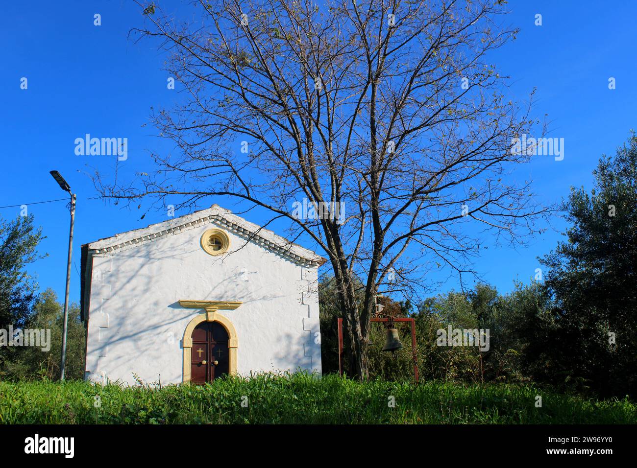 Kleine Kirche im Olivenhain im Dorf Xanthates, Korfu, Griechenland Stockfoto