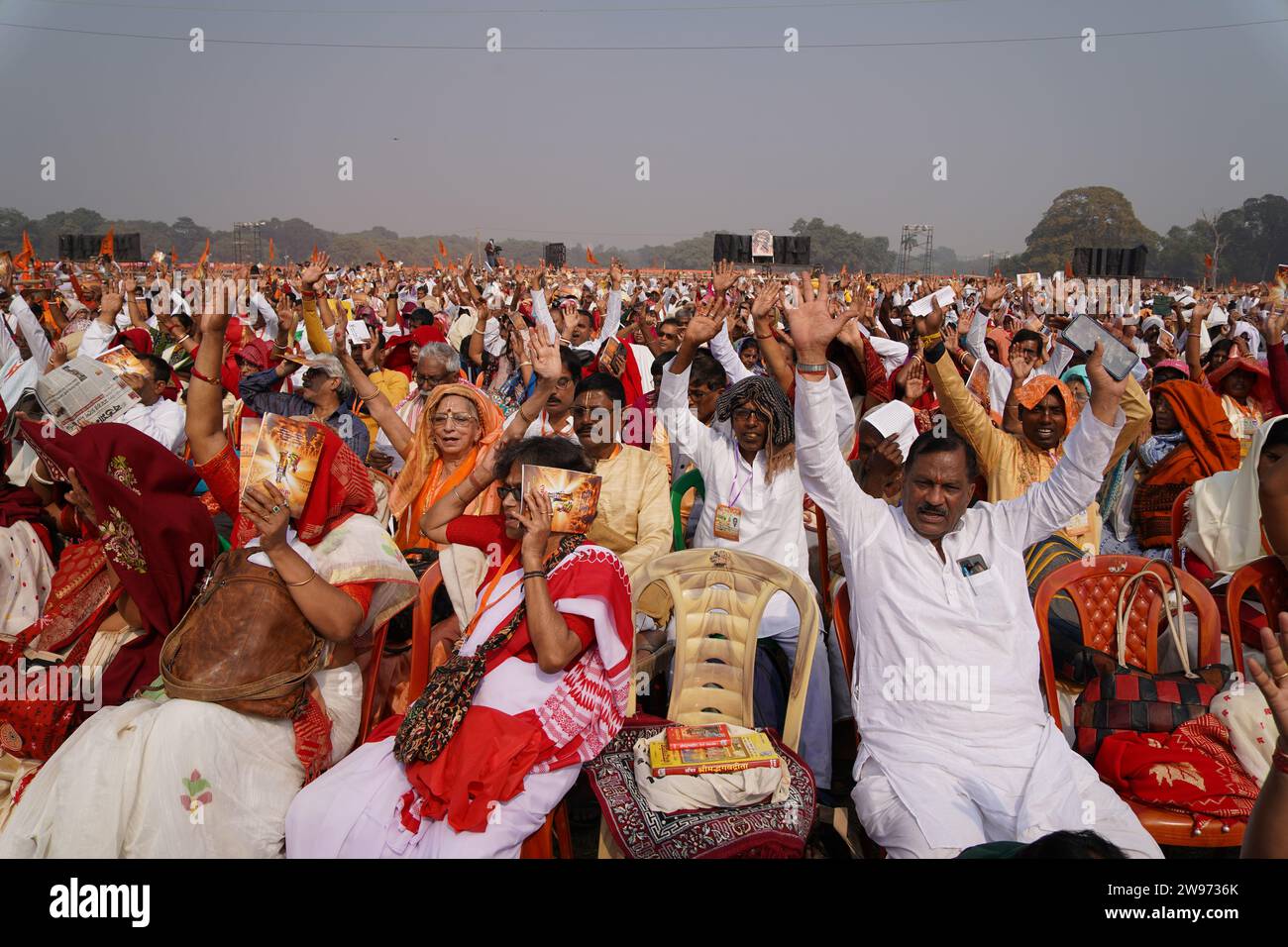 In einem Wahrzeichen der Einheit und Hingabe fand heute der Lokkho Kanthe Gita-Pfad statt, der fast ein Lakh (100.000)-Individuen aus verschiedenen Hintergründen für eine Massenrezitation der Bhagavad Gita versammelte. Der ikonische Veranstaltungsort schwang mit dem kollektiven Gesang heiliger Verse, als Menschen aller Altersgruppen und gesellschaftlichen Gruppen, ihre traditionelle Kleidung, die unter der Dezembersonne glitzerte, sich verehrten Weisen in einem tiefen Eintauchen in die Weisheit der heiligen Schrift anschlossen. (Foto: Biswarup Ganguly/Pacific Press) Stockfoto