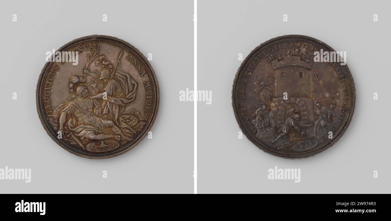 Annas Sieg über Ludwig XIV., Anonym, Geschichtsmedaille 1706 Silbermedaille. Vorderseite: Anna, in Form bewaffneter Minerva mit Sieg alm, Lodewijk schlägt um, dargestellt als römischer Krieger in Kalchrift. Umgekehrt: Abimelech wird von einem Stein geschlagen, der von der Frau aus dem Turm geworfen wurde; links läuft er durch ihn zu Hilfe des Dieners, um ihn in der Koverschrift zu töten. Silber (Metall), auffällig (Metallbearbeitung) Stockfoto