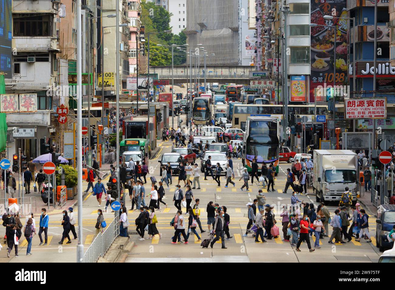 Fußgänger überqueren die Argyle Street, eine befahrene Straße in Mong Kok, Kowloon, Hongkong Stockfoto