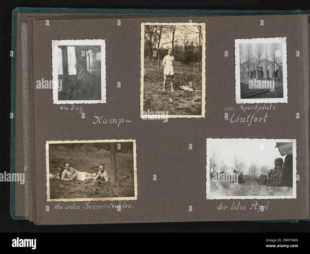 Kamp-Lintfort, Anonym, Fotoalbum-Magazin von 1940 mit fünf Fotos deutscher Soldaten, die in Camp-Lintfort stationiert waren, vor der Abreise in die Niederlande. Teil des Fotoalbums KriegSerinnerungen 1940–1945. Deutschland Karton. Fotografische Unterstützung Gelatine Silberdruck Vorbereitung für den Kampf. Überprüfung, Inspektion (von Firma, Einheit, Truppe) Deutschland. Kamp-Lintfort Stockfoto