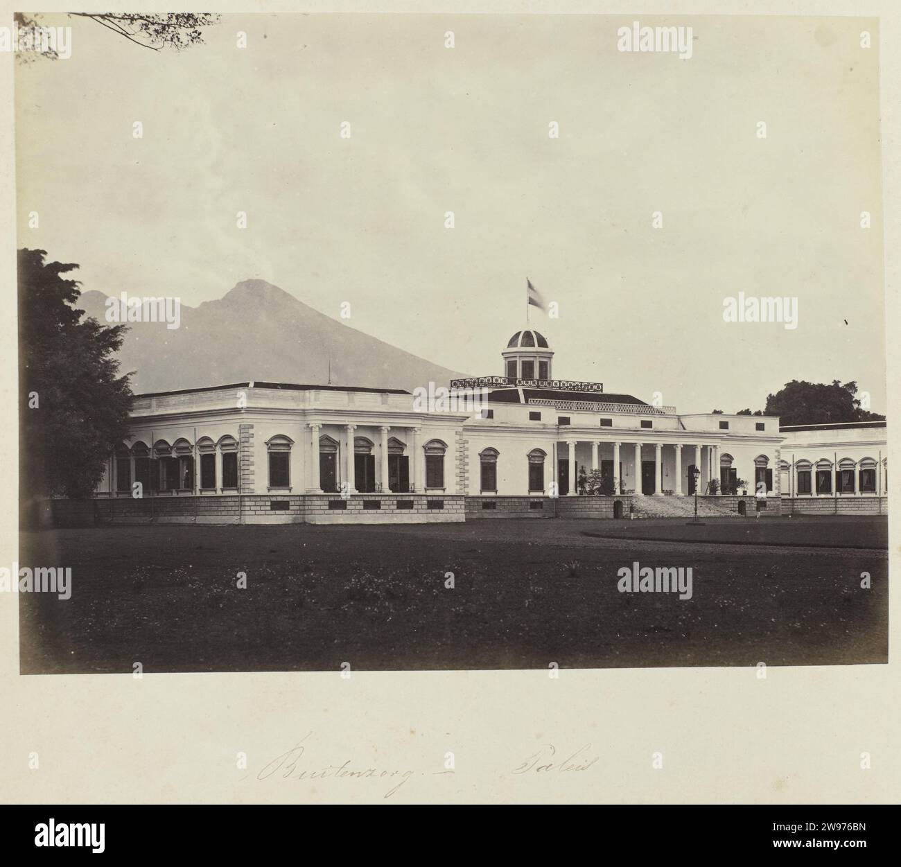Buitenzorg - Palace, Woodbury & Page, 1863 - 1869 Fotoansicht des Palastes des Generalgouverneurs in Buitenzorg. Teil des grünen Fotoalbums mit Fotos von Java, aus dem Besitz des Apothekers Specht-Grijp, der 1865 aus Batavia in die Niederlande zurückkehrte. Außenpflege fotografische Unterstützung Albumenabdruck Kolonialregierung Palast des Generalgouverneurs Stockfoto