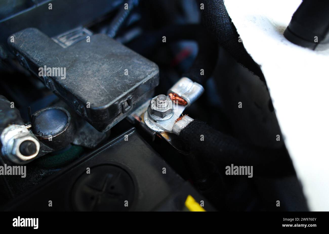 Minuselektrode oder Masseleitung am Fahrgestell im Motorraum für die elektrische Anlage des Fahrzeugs , Autoteile-Konzept Stockfoto