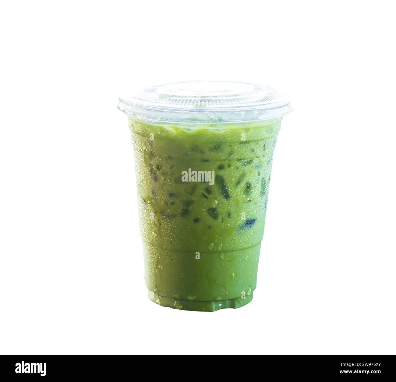Eismatcha Latte oder grüner Tee mit Thai-Kondensmilch in transparentem Kunststoffglas ist auf weißem Hintergrund isoliert. Stockfoto