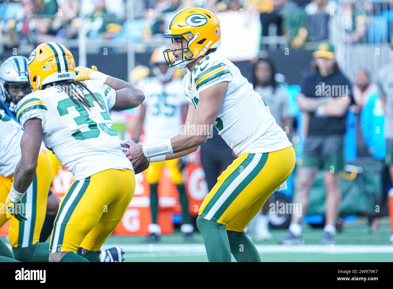 Charlotte, North Carolina, USA, 24. Dezember 2023, Green Bay Packers Quarterback Jordan Love #10 im Bank of America Stadium. (Foto: Marty Jean-Louis/Alamy Live News Stockfoto