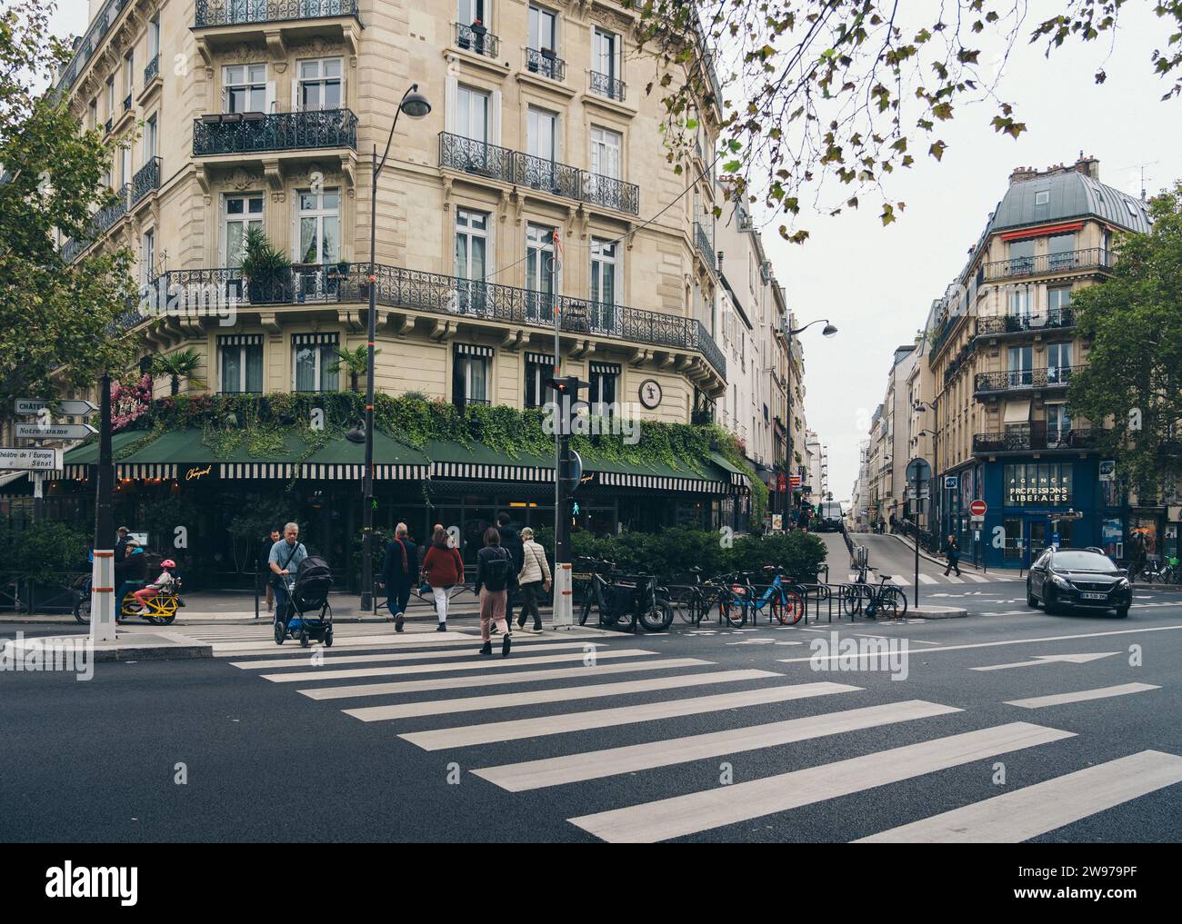Paris, Frankreich, 18. Oktober 2023: Menschen auf der Straße in Paris Stockfoto