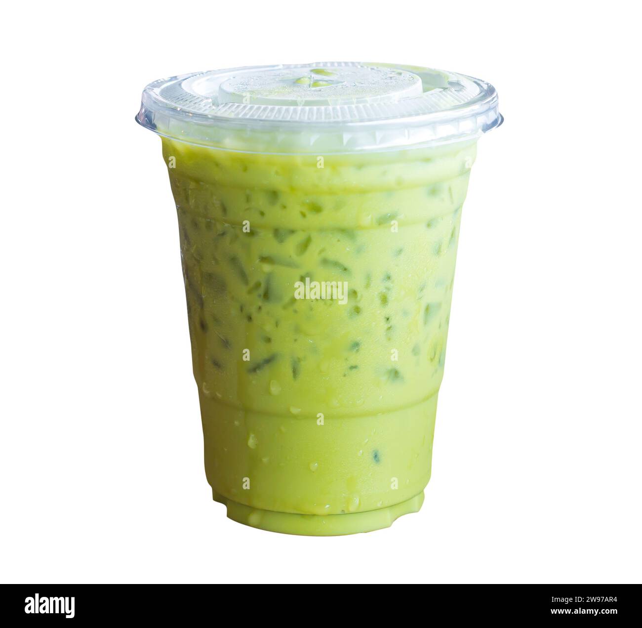 Eismatcha Latte oder grüner Tee mit Thai-Kondensmilch in transparentem Kunststoffglas ist auf weißem Hintergrund mit Schneidepfad isoliert. Stockfoto