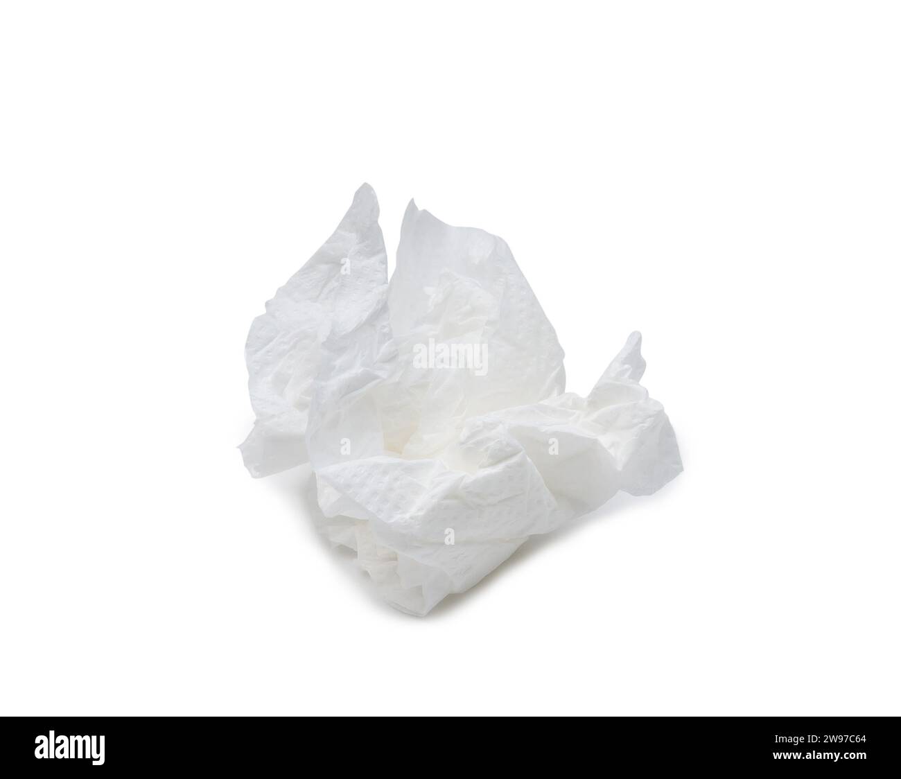 Einzelnes geschraubtes oder zerknittertes Tissue- oder Serviettenpapier nach der Verwendung wird auf weißem Hintergrund mit Beschneidungspfad isoliert. Stockfoto