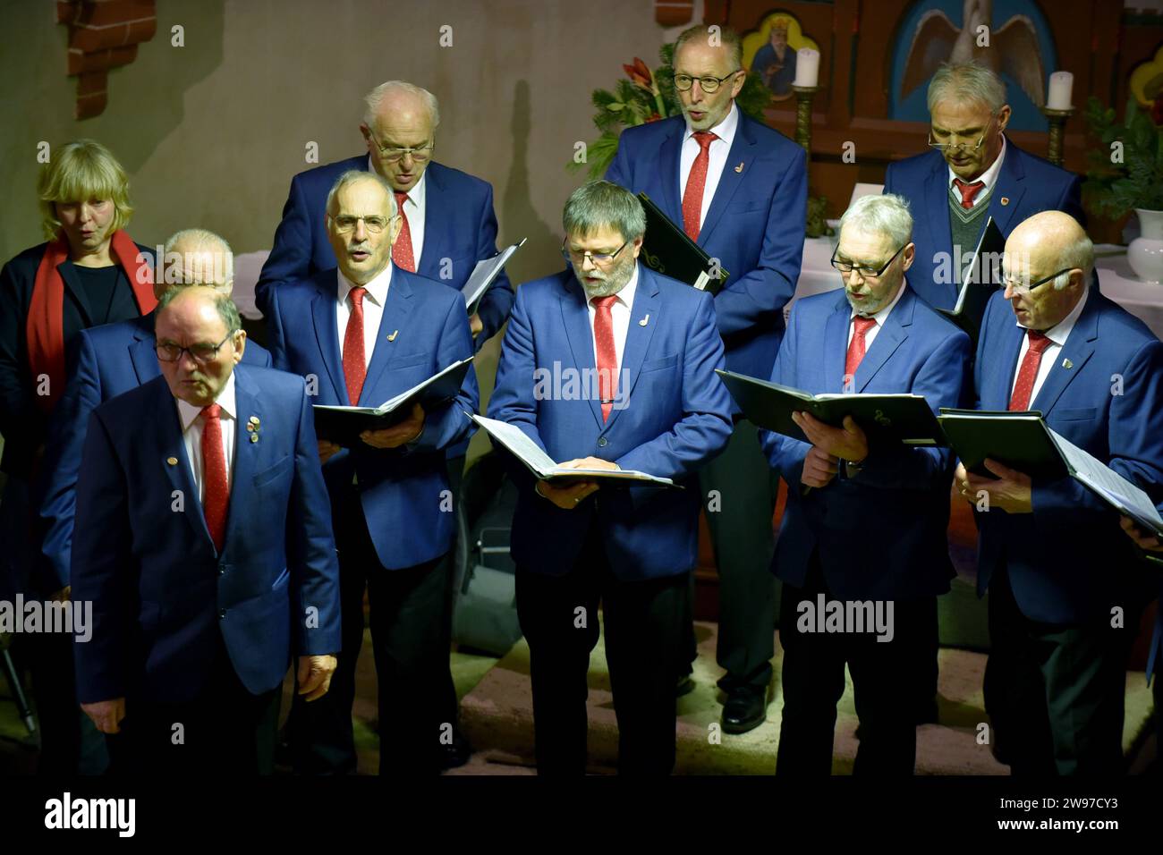 Lanze, Deutschland. Dezember 2023. Die Männerchorvereinigung Concordia Lanze-Groß Breese tritt beim Adventkonzert in der Kirche im Landkreis Lüchow-Dannenberg auf. Immer weniger Menschen engagieren sich in Chören, was bedeutet, dass die oft traditionellen Gesangsgruppen den Chor verlassen müssen. Besonders in dünn besiedelten Regionen wie dem Hannoverschen Wendland. (Zu dpa 'Structural Change in the Country: Chöre Dying in Wendland') Credit: Björn Vogt/dpa/Alamy Live News Stockfoto