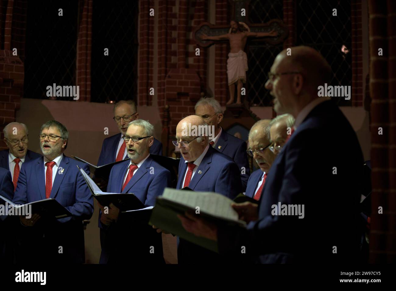 Lanze, Deutschland. Dezember 2023. Die Männerchorvereinigung Concordia Lanze-Groß Breese tritt beim Adventkonzert in der Kirche im Landkreis Lüchow-Dannenberg auf. Immer weniger Menschen engagieren sich in Chören, was bedeutet, dass die oft traditionellen Gesangsgruppen den Chor verlassen müssen. Besonders in dünn besiedelten Regionen wie dem Hannoverschen Wendland. (Zu dpa 'Structural Change in the Country: Chöre Dying in Wendland') Credit: Björn Vogt/dpa/Alamy Live News Stockfoto