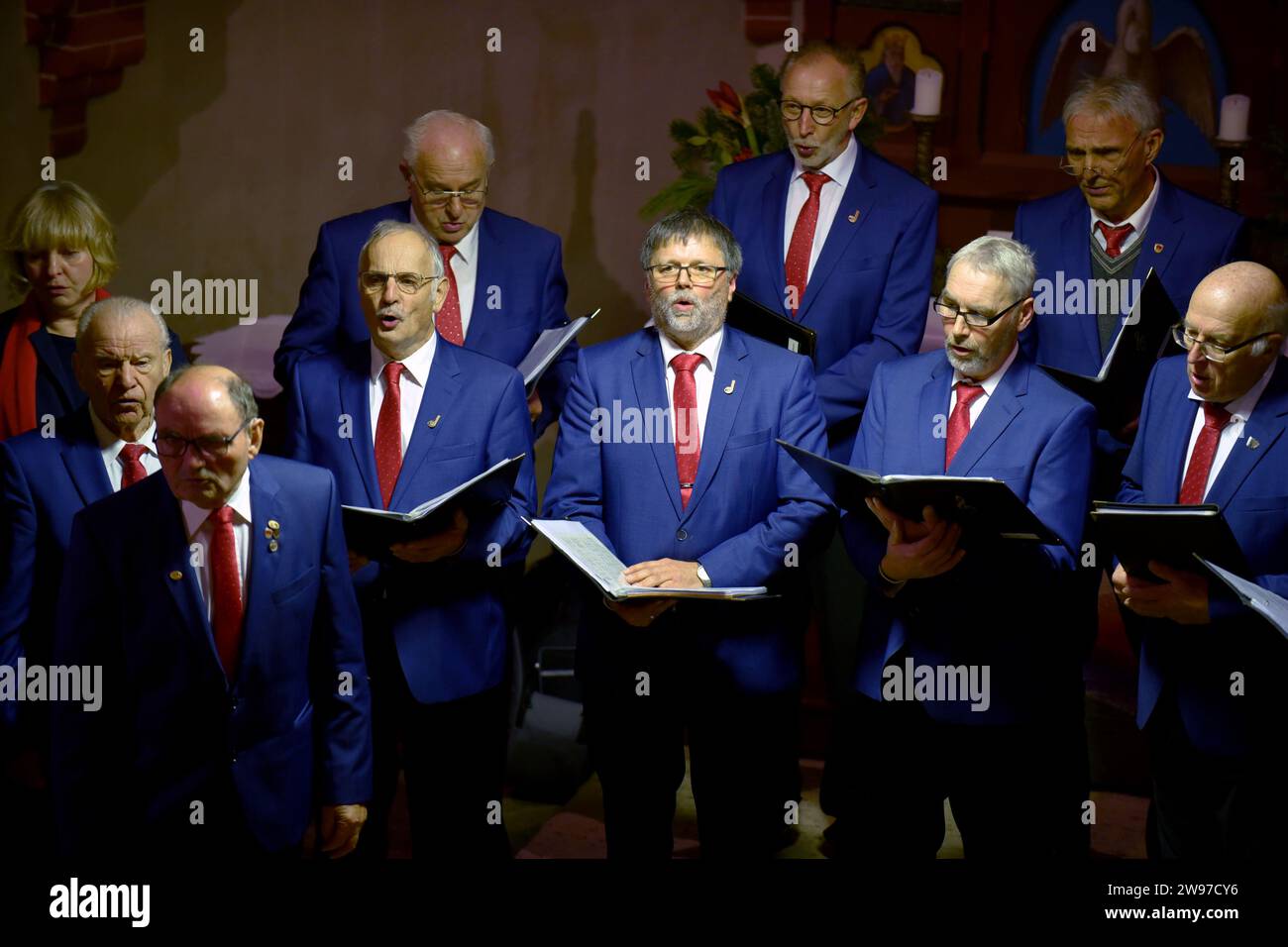 Lanze, Deutschland. Dezember 2023. Die Männerchorvereinigung Concordia Lanze-Groß Breese tritt beim Adventkonzert in der Kirche im Landkreis Lüchow-Dannenberg auf. Immer weniger Menschen engagieren sich in Chören, was bedeutet, dass die oft traditionellen Gesangsgruppen den Chor verlassen müssen. Besonders in dünn besiedelten Regionen wie dem Hannoverschen Wendland. (Zu dpa 'Structural Change in the Country: Chöre Dying in Wendland') Credit: Björn Vogt/dpa/Alamy Live News Stockfoto