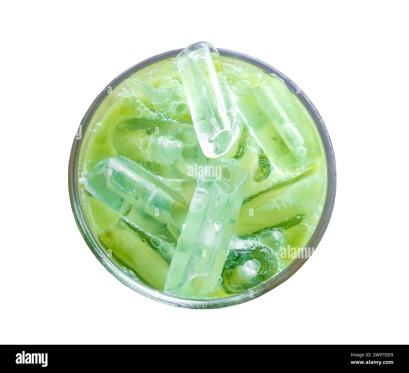 Die Draufsicht des eiskalten Matcha Latte oder des mit Kondensmilch gefüllten grünen Tees in transparentem Glas ist auf weißem Hintergrund mit Schneidepfad isoliert. Stockfoto