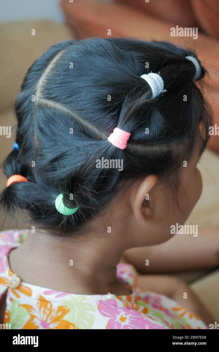 Ein schönes Band ist an ein Kinderhaar gebunden Stockfoto