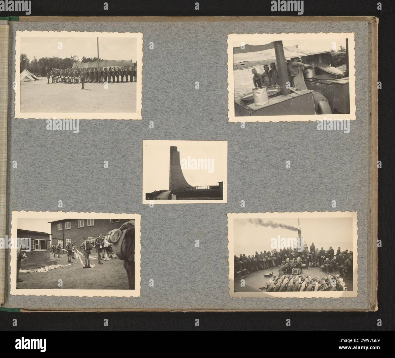 Übung und Bootsfahrt, Anonym, 1935 - 1938 Fotoalbum Magazin mit fünf Fotos von Jungen aus der Hitlerjugend während einer Militärübung im Zeltlager, in der Kombüse, beim Packen und auf dem Deck eines Schiffes. Landjahrlager 1935 in Wolmersdorf. Teil des Hitlerjugend Fotoalbums. Fotoförderung Deutschland. Karton Gelatine Silberdruck Vorbereitung für den Kampf. Militärausbildung Deutschland. Wolmersdorf Stockfoto