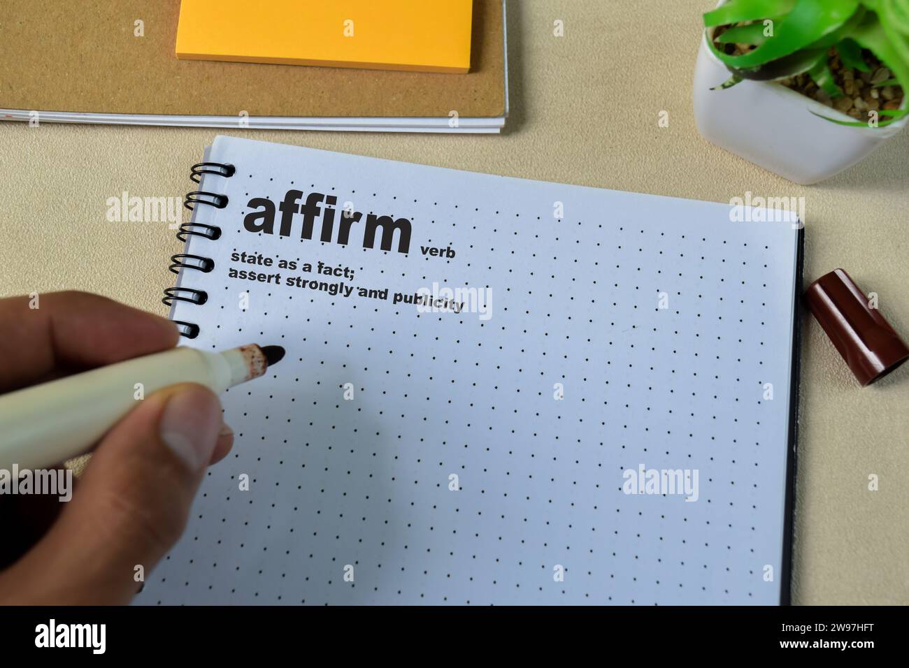 Definition eines Affirmworts mit einer Bedeutung auf einem Buch. Wörterbuchkonzept Stockfoto