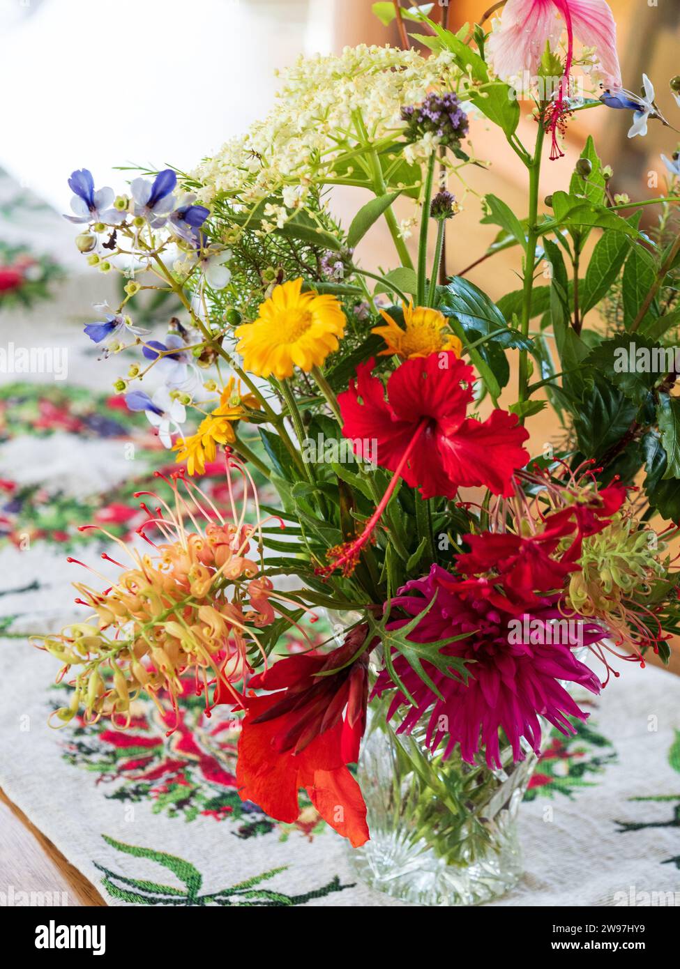 Schöne helle Schnittblumen in einer Vase auf einem Weihnachtstisch, geschnitten aus einem australischen Garten Stockfoto