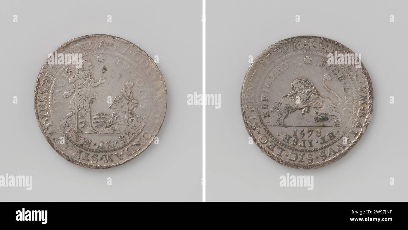 Erfolg im Kampf gegen Spanien, Gerard van Bylaer (zugeschrieben), 1578 Geschichtsmedaille Silbermedaille. Front: Goliath mit Speer in voller Rüstung und David mit seinem Pendel in Tweeregelig Dischanging. Umgekehrt: Der niederländische Löwe springt über das Jahr in der Tweeregelig Verchrift spanisches Wildschwein. Dordrecht Silber (Metall) auffällig (Metallbearbeitung) Stockfoto