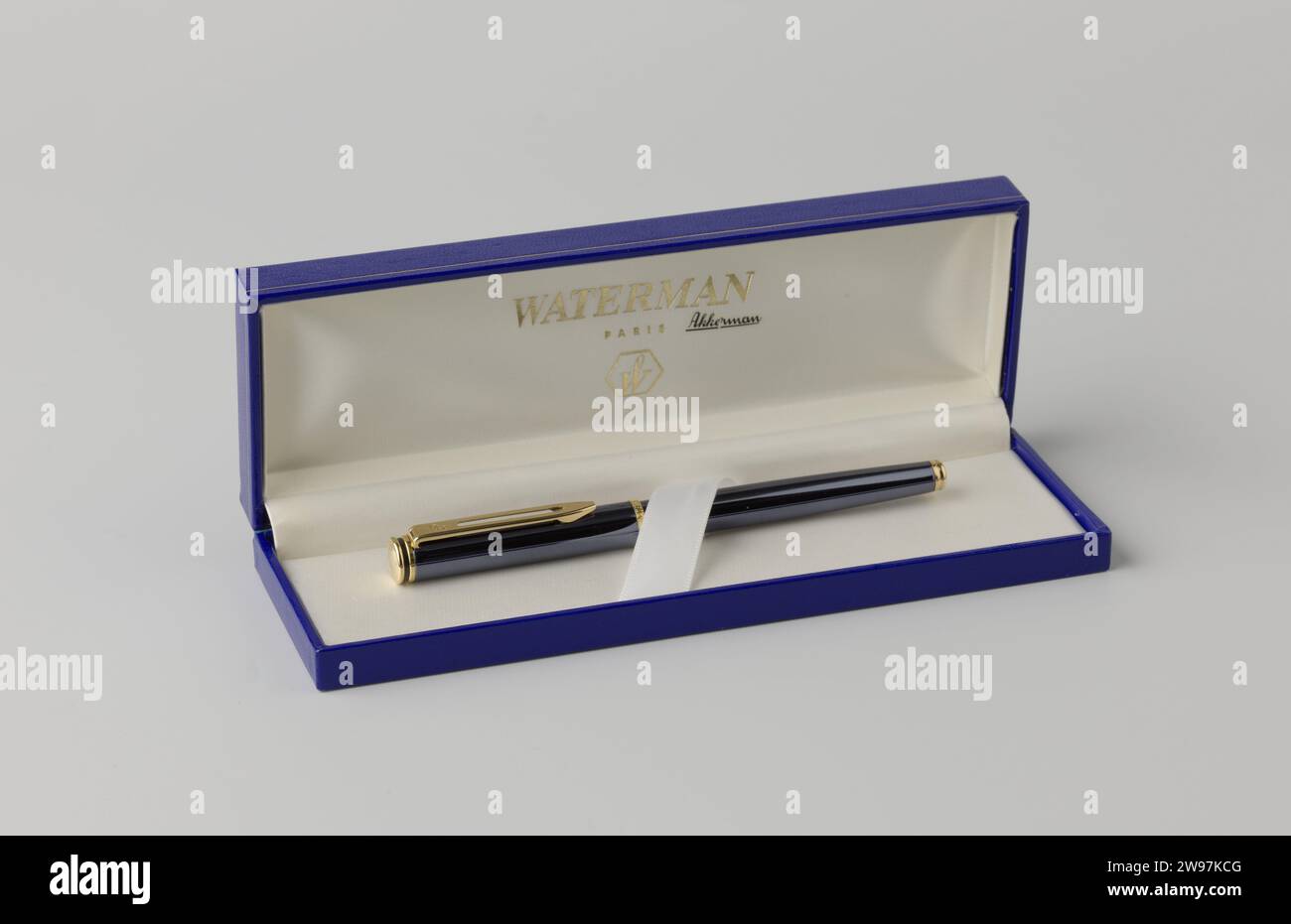Stift und Stiftekasten verwendet bei der Unterzeichnung der Protokolle der Übertragung in der Privatisierung des Rijksmuseums, Waterman, 1995 Stift Blauer grauer Roller mit goldfarbenen Kanten am Ende, entlang der Füllung und der Kappe. Goldfarbener Clip; schwarze Füllung. Frankreich Legierung. Karton Amsterdam Stockfoto