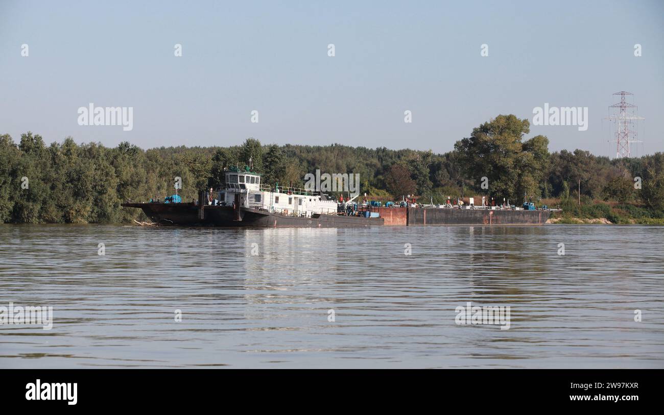 Ein Schubboot und ein Frachtschiff an der Donau Stockfoto