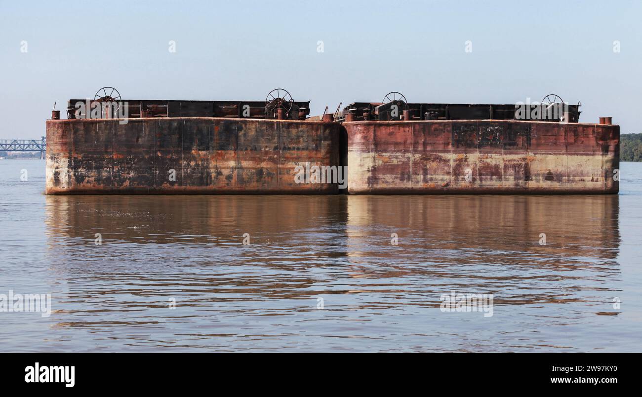 An einem Sommertag liegen zwei Binnenschiffe an der Donau Stockfoto