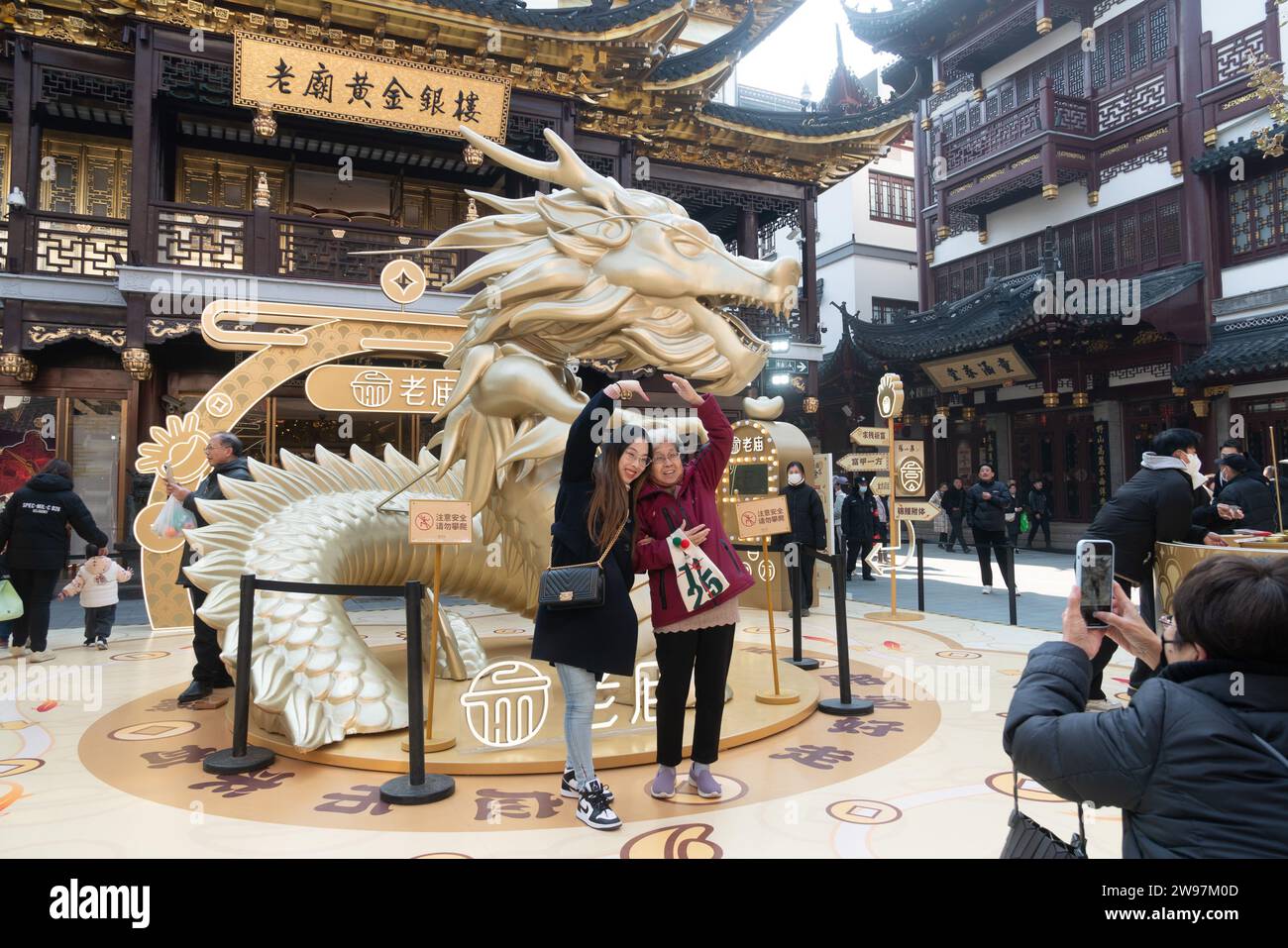 SHANGHAI, CHINA - 25. DEZEMBER 2023 - Bürger machen Fotos vor einer riesigen Drachenskulptur während des Laternenfestes des Jahres des Drachen Stockfoto