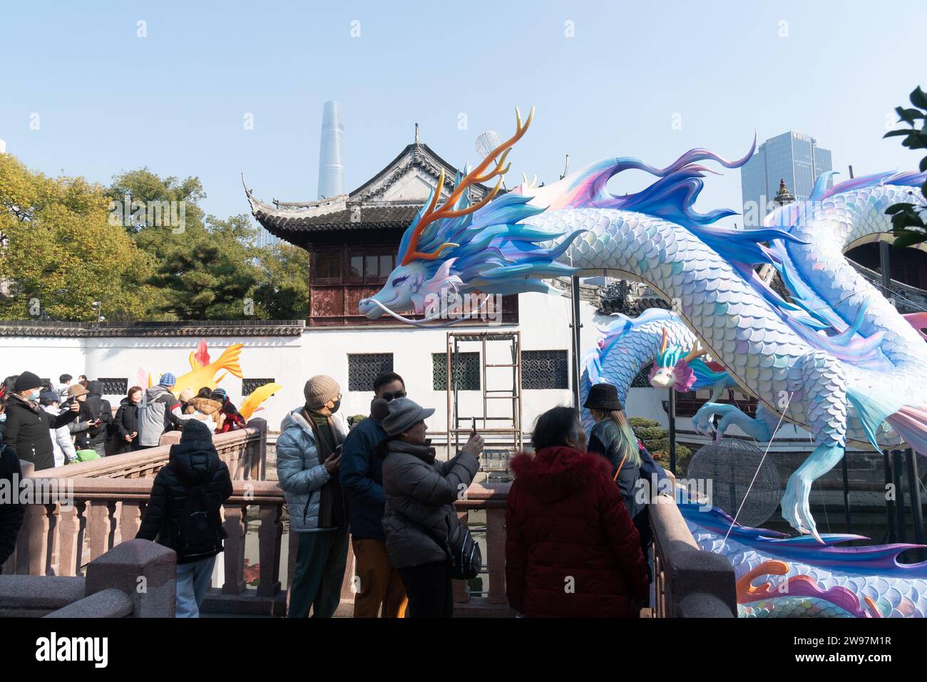 SHANGHAI, CHINA - 25. DEZEMBER 2023 - Eine riesige Drachenskulptur wird beim Laternenfest des Jahres des Drachen im Yu-Garten in Shanghai, Chi, gesehen Stockfoto